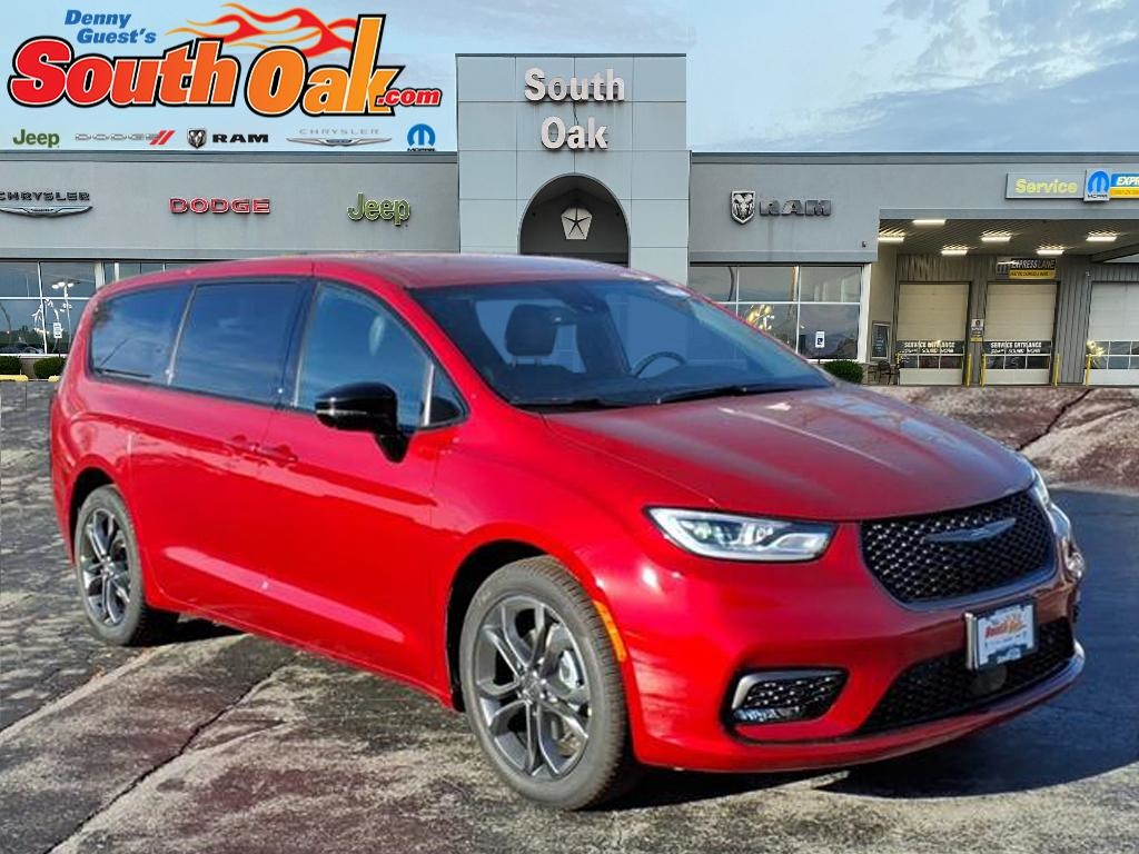 2026 Chrysler Pacifica Select's photo