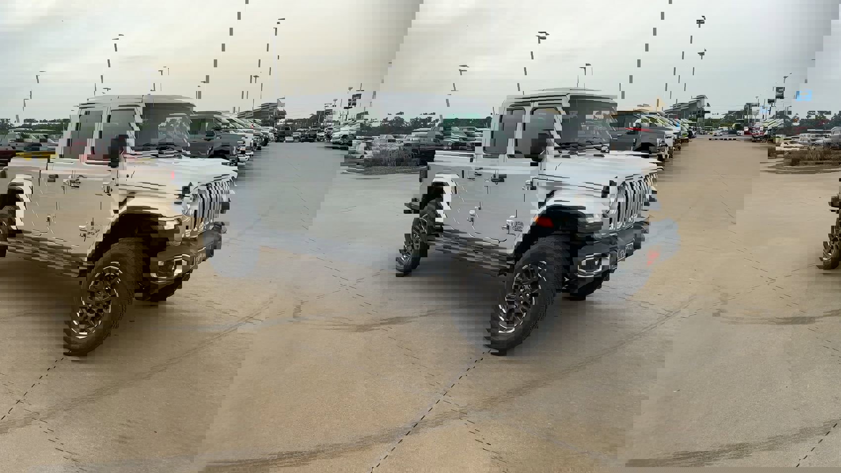 2023 Jeep Gladiator Overland photo 2