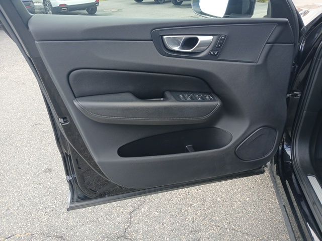 2022 Volvo XC60 B5 Momentum photo 22