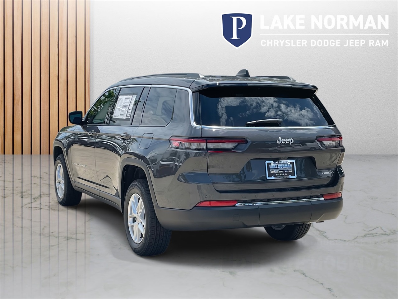 2025 Jeep Grand Cherokee Laredo photo 2