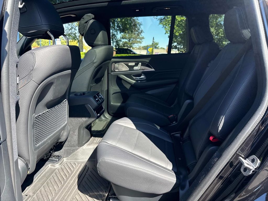 2025 Mercedes Benz GLS 580 4MATIC photo 12