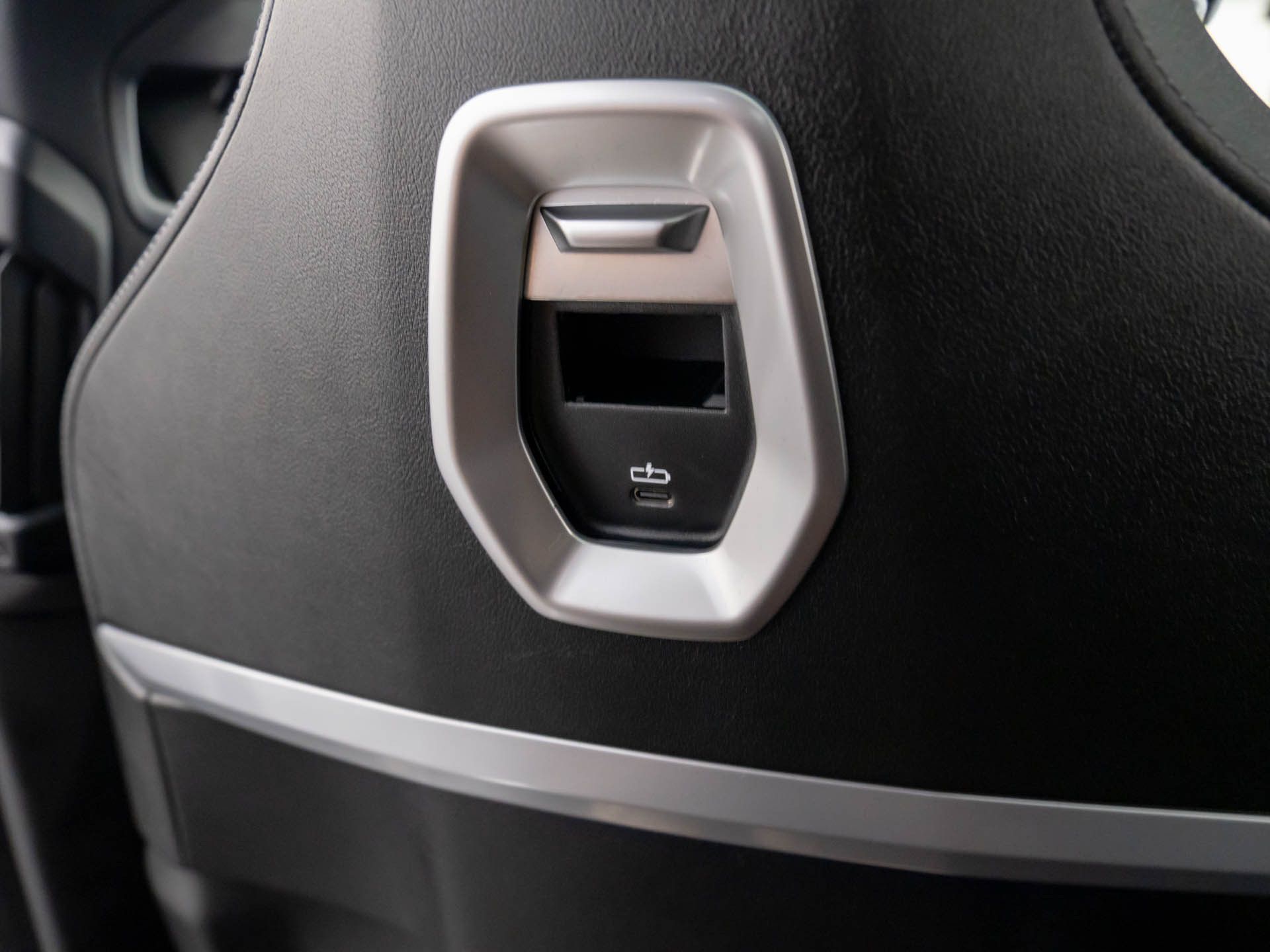 New 2025 Black Sapphire Metallic BMW 750e xDrive image 18