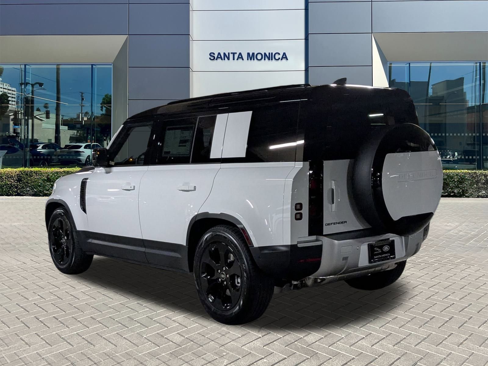 2025 Land Rover Defender 110 S photo 6
