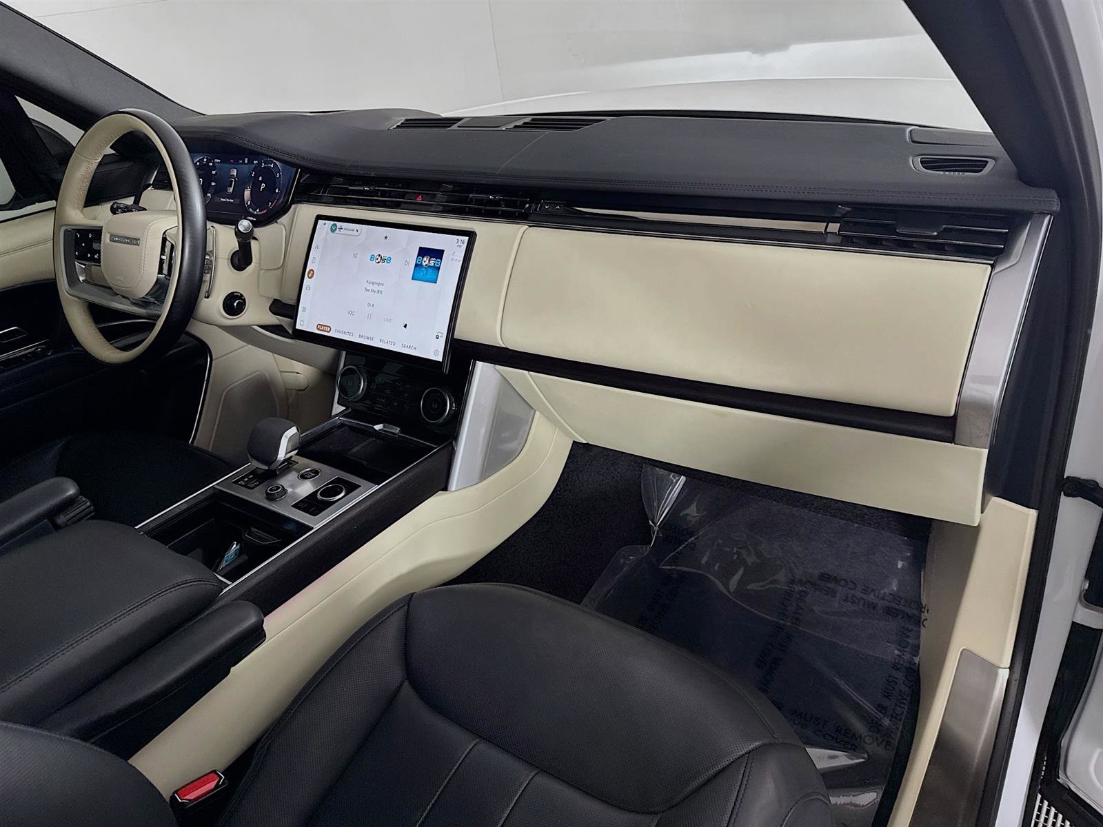 2023 Land Rover Range Rover SE photo 25