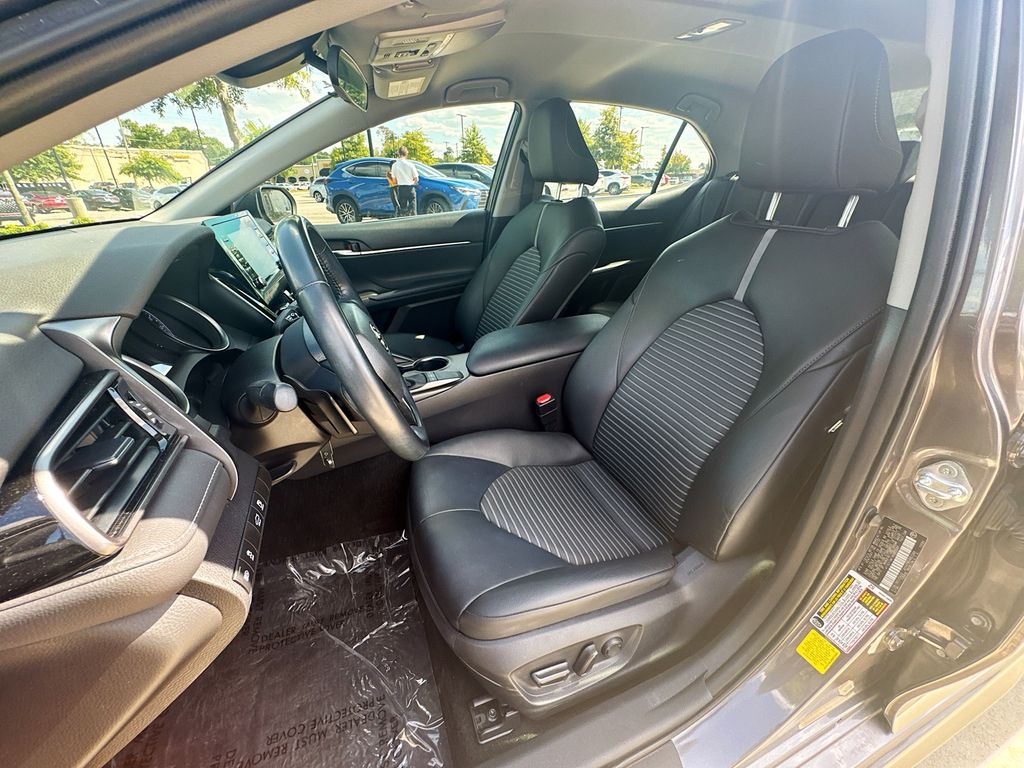 2022 Toyota Camry SE photo 16