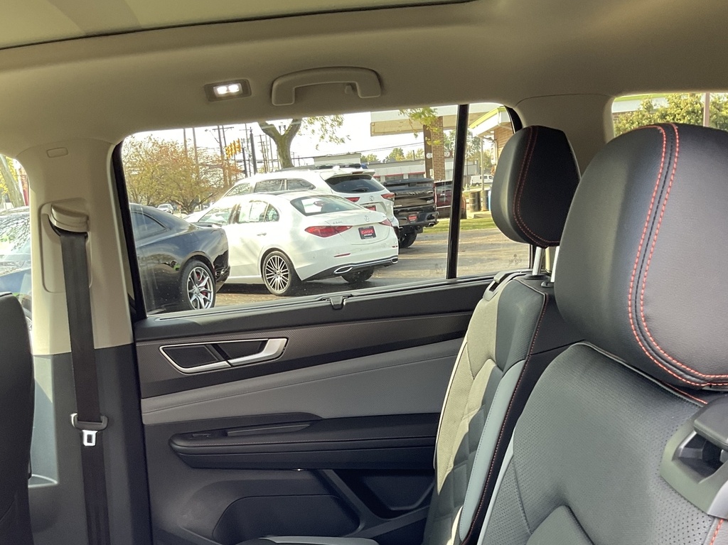 2026 Volkswagen Atlas Peak Edition SE photo 3