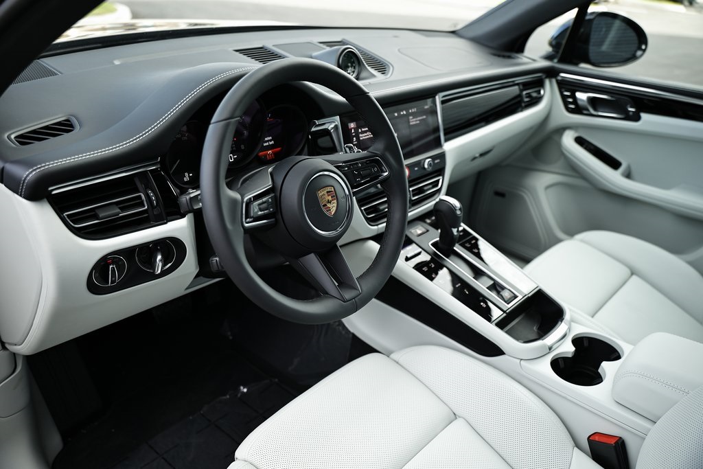 2026 Porsche Macan T photo 4