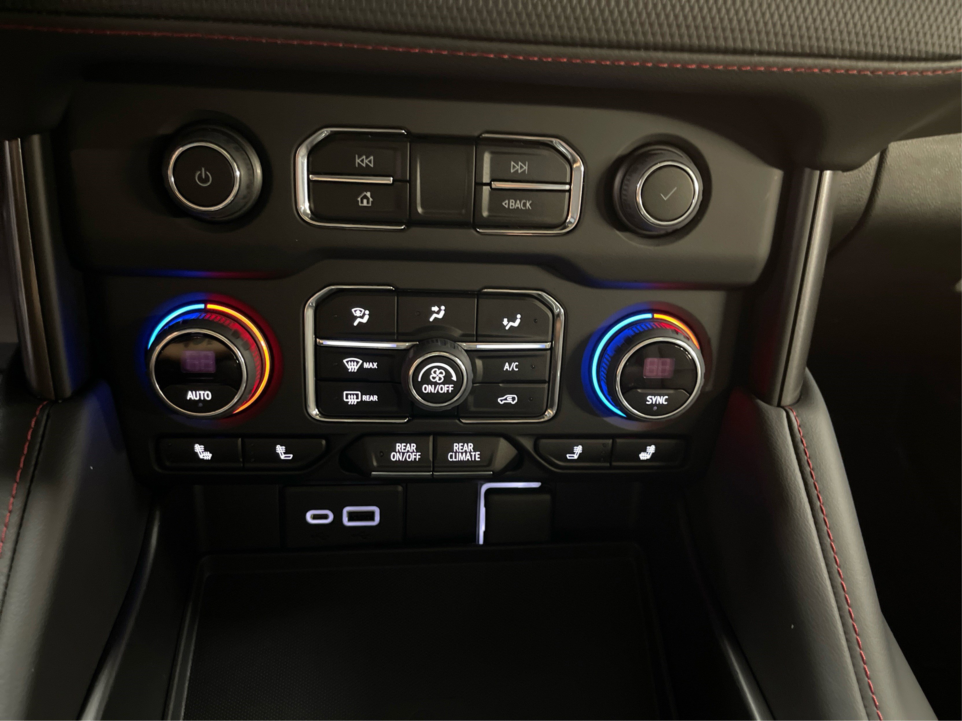 2022 Chevrolet Suburban RST photo 14