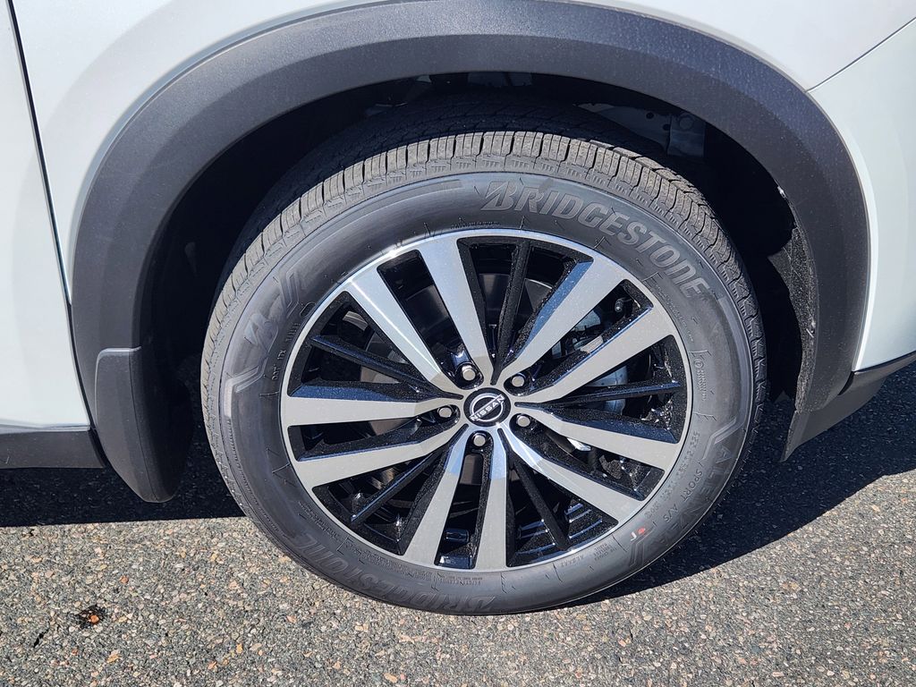 2025 Nissan Pathfinder Platinum photo 9