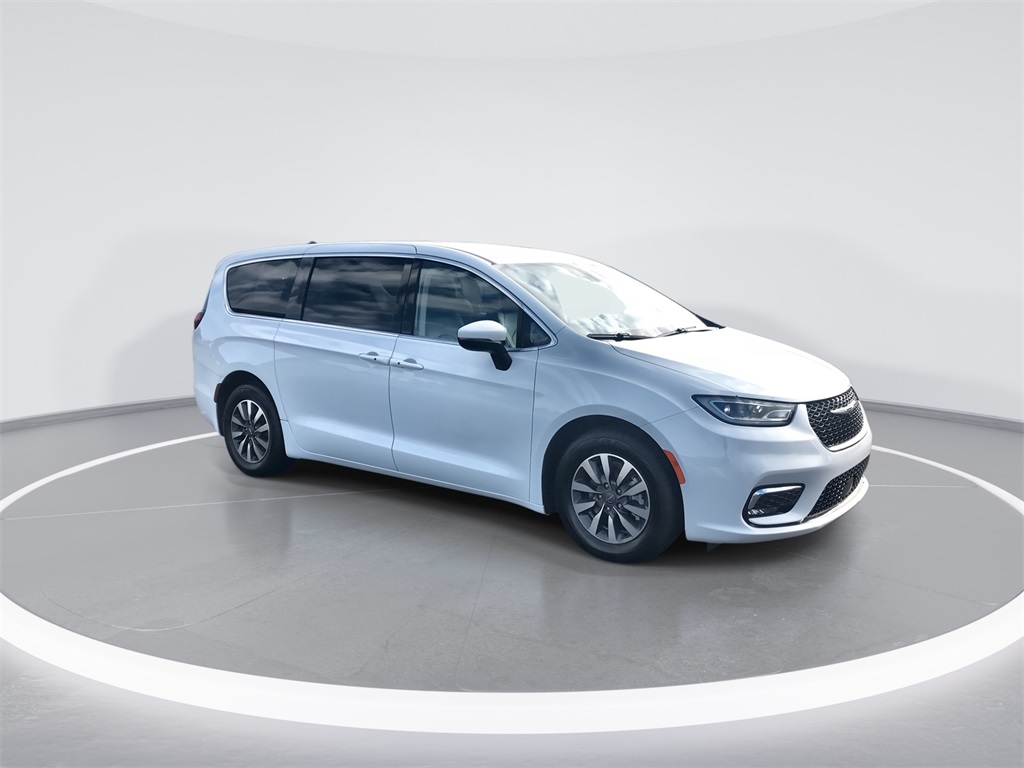 2023 Chrysler Pacifica Hybrid Touring L photo 2