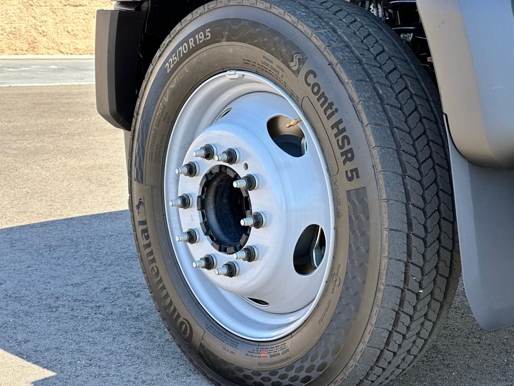 2025 Ford F-550 XLT photo 17