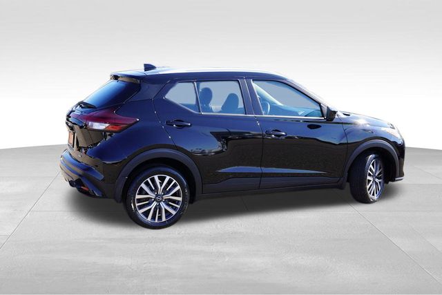 2023 Nissan Kicks SV photo 3