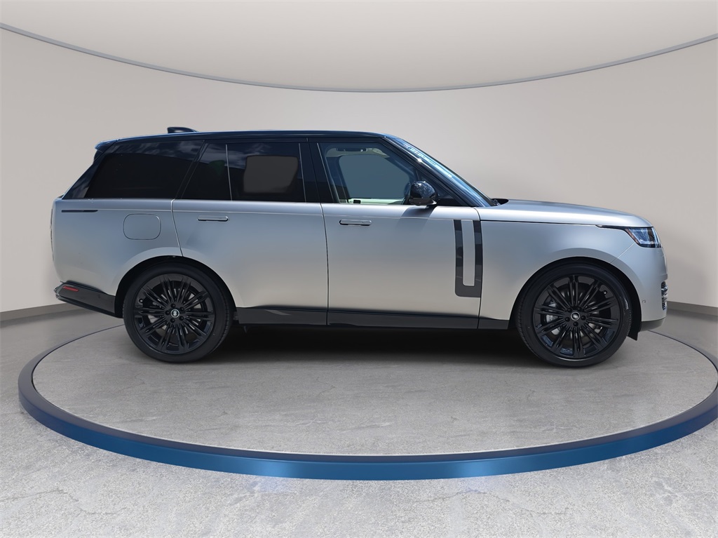 2025 Land Rover Range Rover SE photo 4