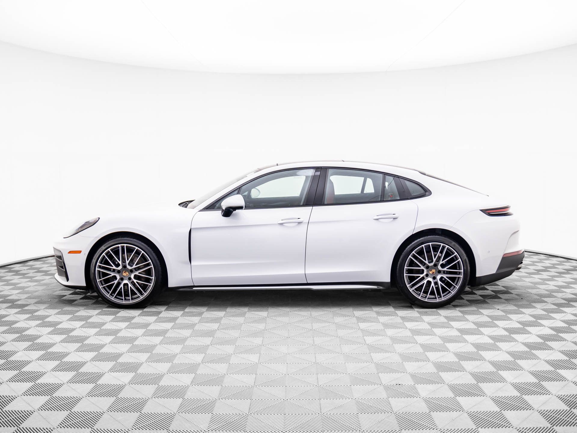 2025 Porsche Panamera 4 photo 2
