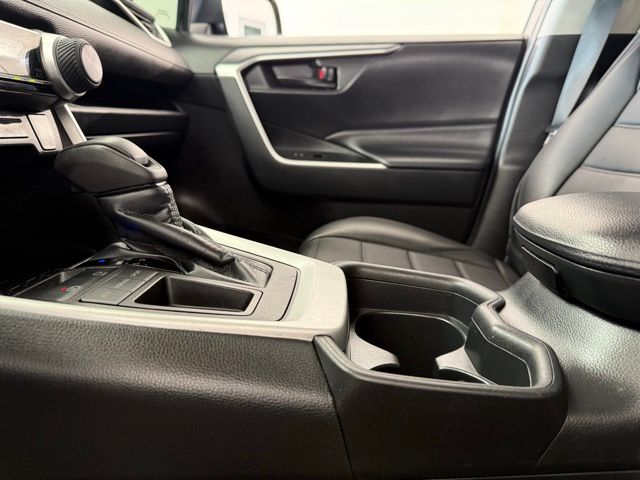 2019 Toyota RAV4 LE photo 34