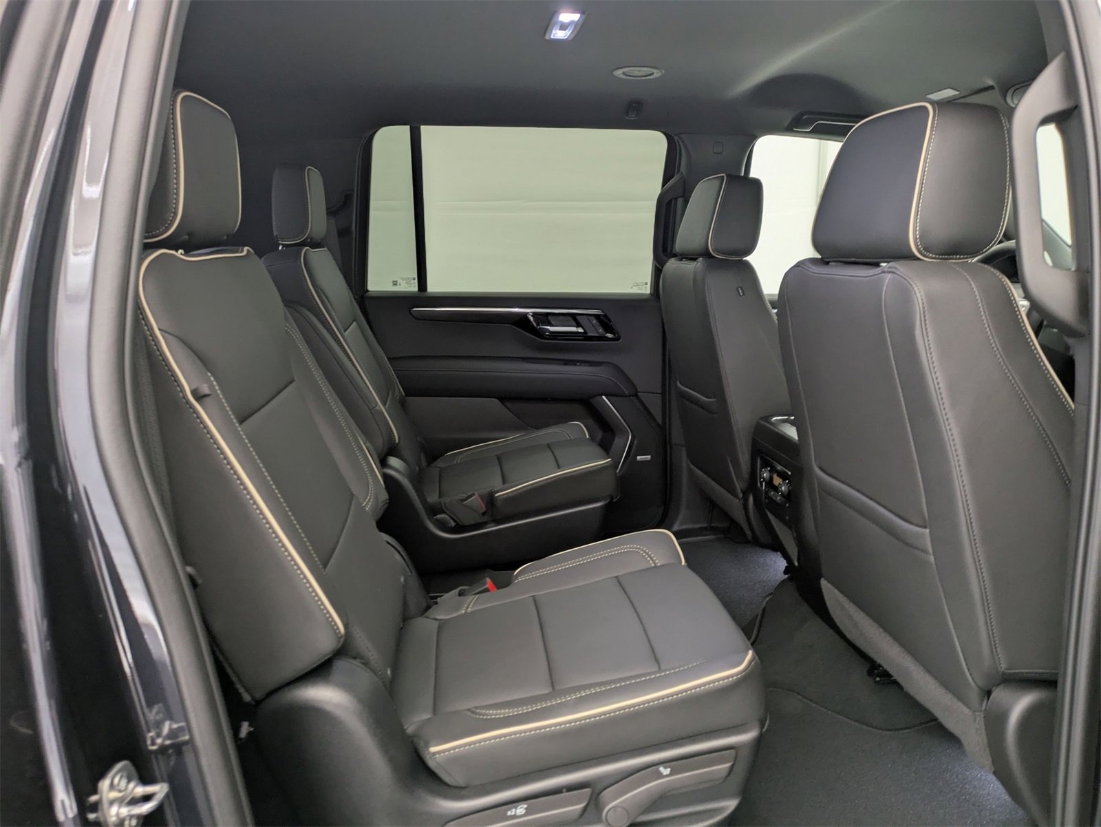 2025 Chevrolet Suburban Premier photo 23