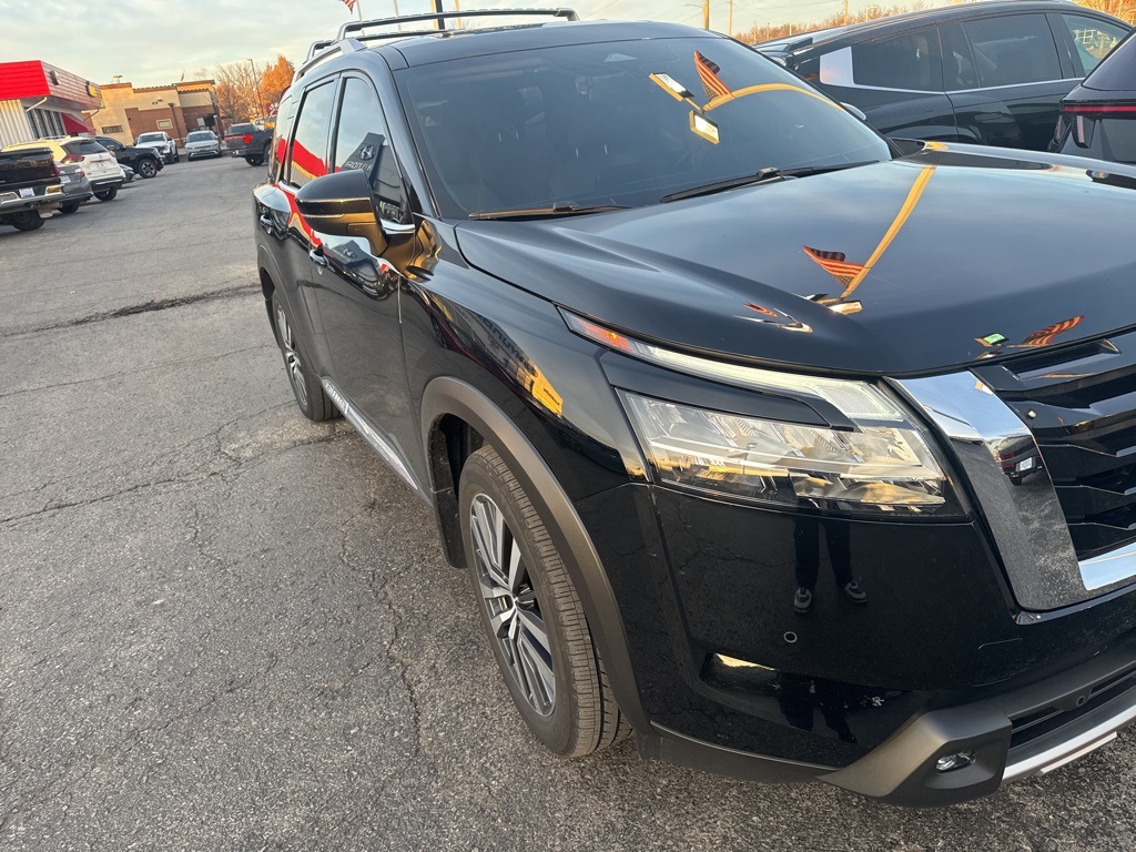 2022 Nissan Pathfinder Platinum's photo