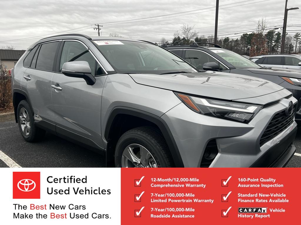 2025 Toyota RAV4 XLE's photo