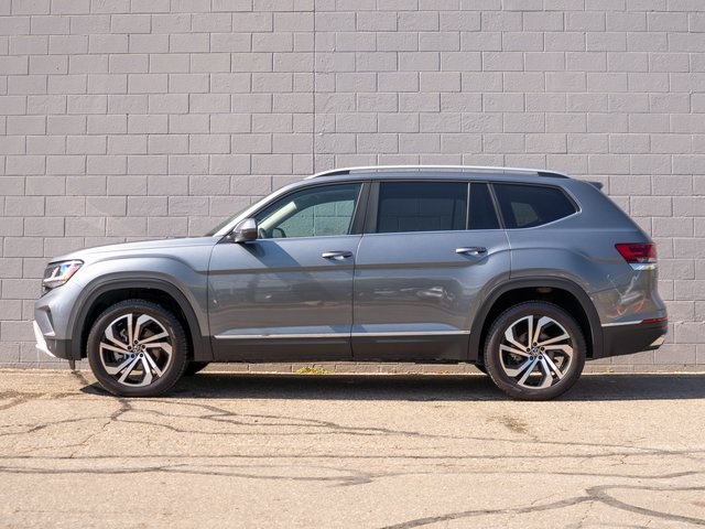 2023 Volkswagen Atlas SEL photo 2