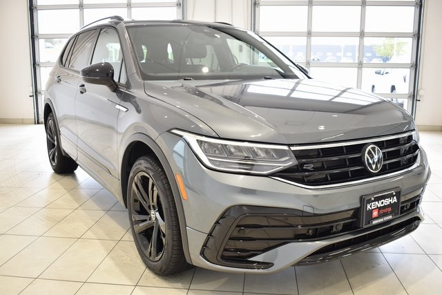 2023 Volkswagen Tiguan SE R-LINE BLACK's photo