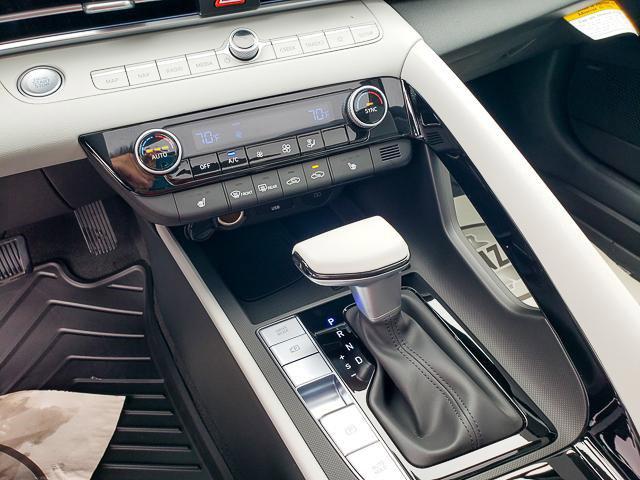 2025 Hyundai Elantra Limited photo 13