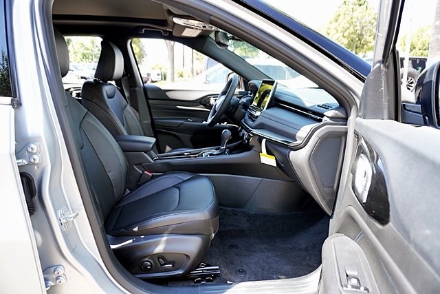 New 2025 Silver Zynith Metallic Clear-Coat Exterior Paint Jeep Limited image 14