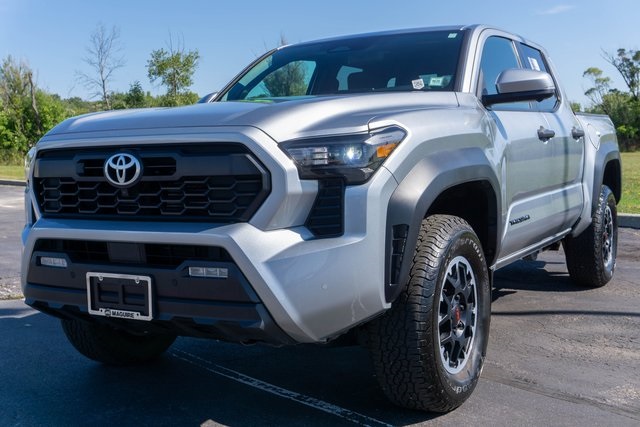 2024 Toyota Tacoma TRD Off-Road photo 2