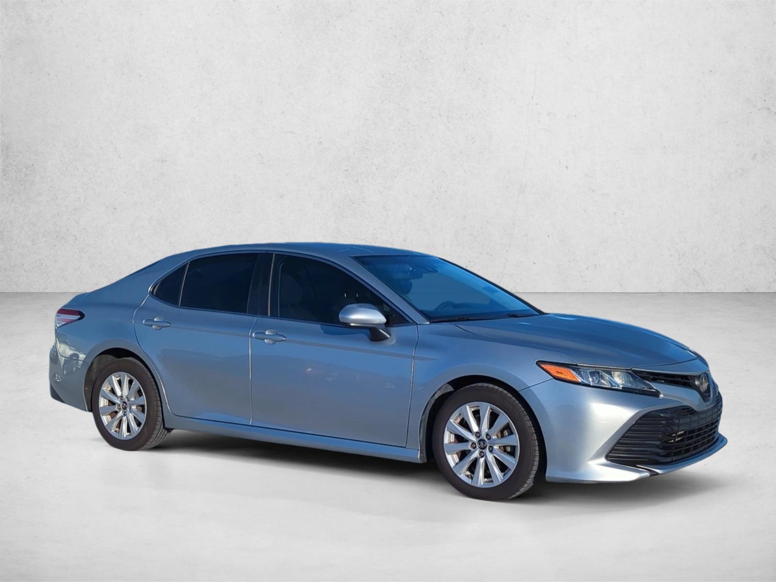 2018 Toyota Camry LE SE photo 3