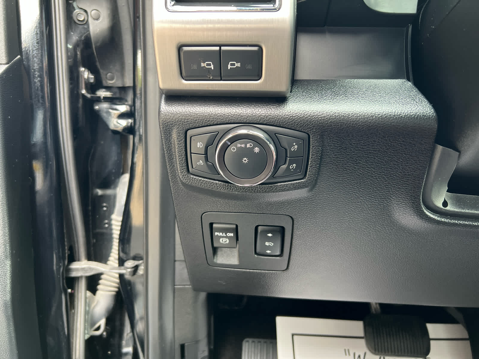 2018 Ford F-150 Platinum photo 16