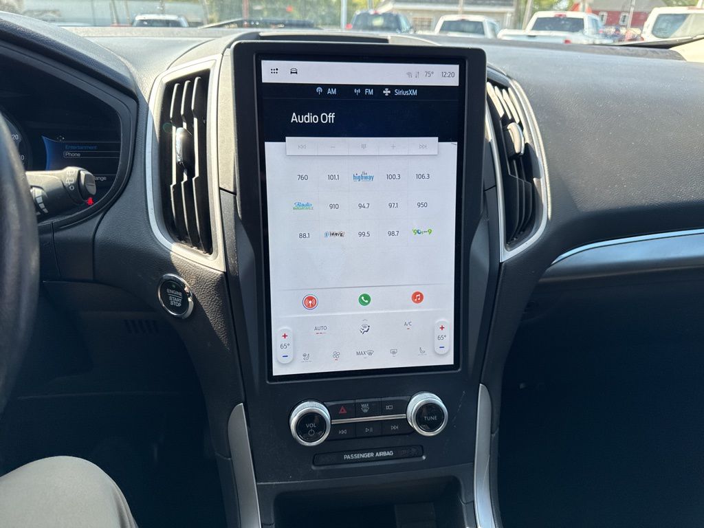 2022 Ford Edge SEL photo 16