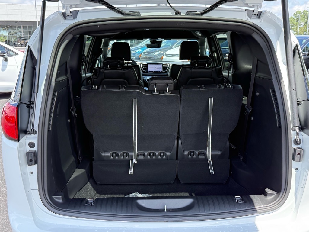 2026 Chrysler Voyager LX photo 6
