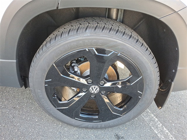 2025 Volkswagen Taos SE photo 4