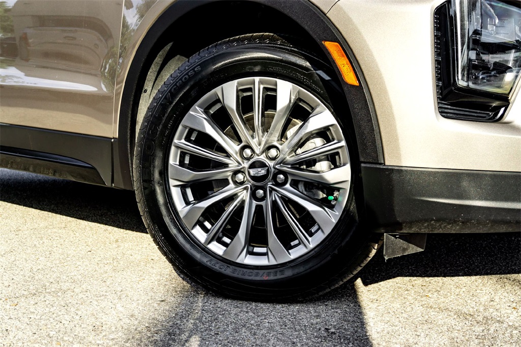 2025 Cadillac XT4 Premium Luxury photo 2
