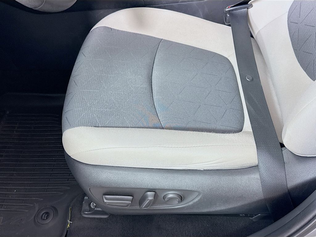 2023 Toyota RAV4 Hybrid XLE photo 21