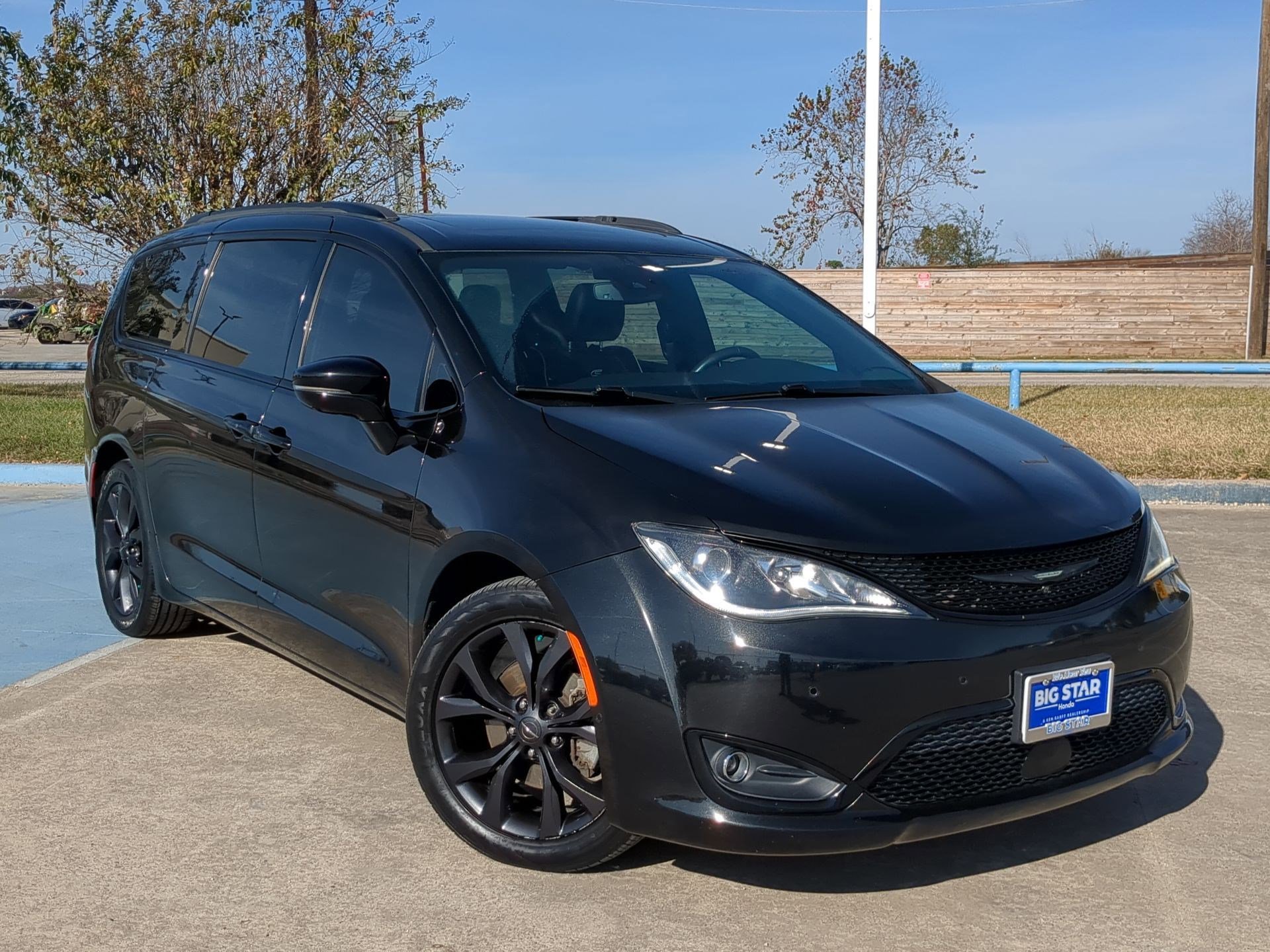 2020 Chrysler Pacifica Limited's photo