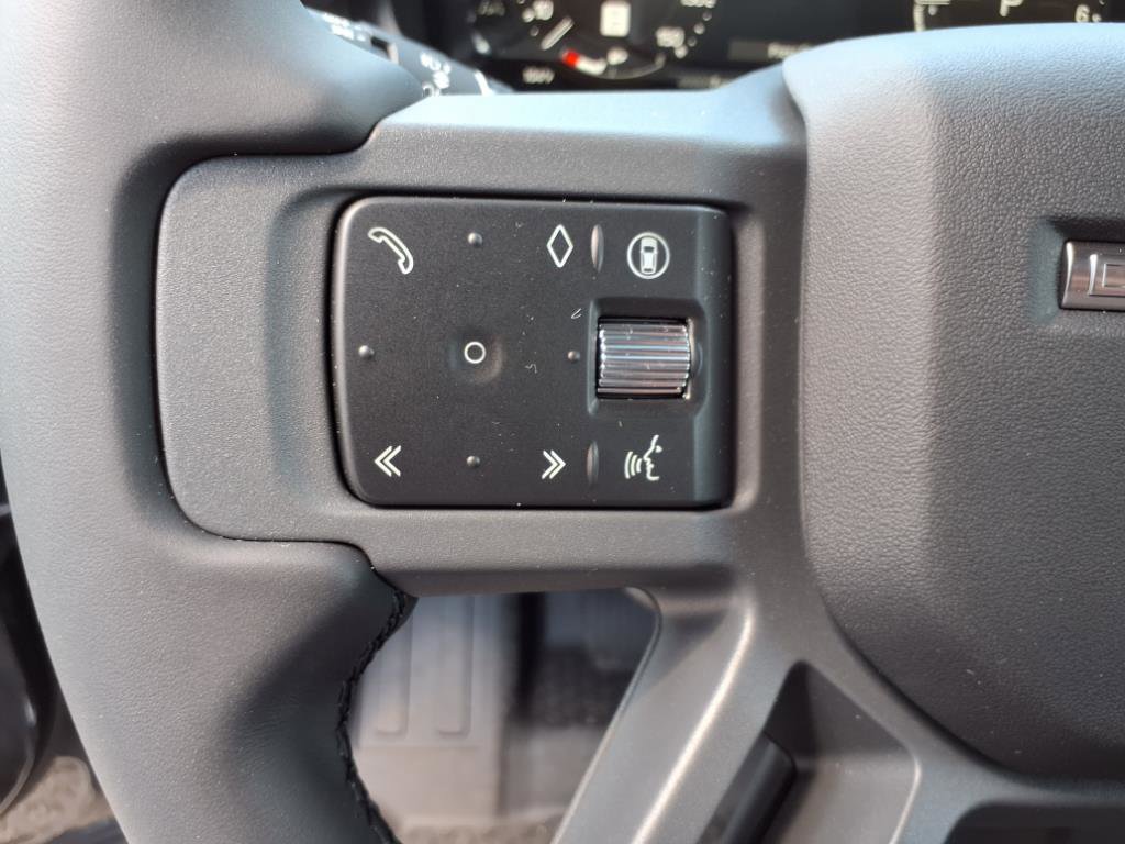 2025 Land Rover Defender 110 X-Dynamic SE photo 15