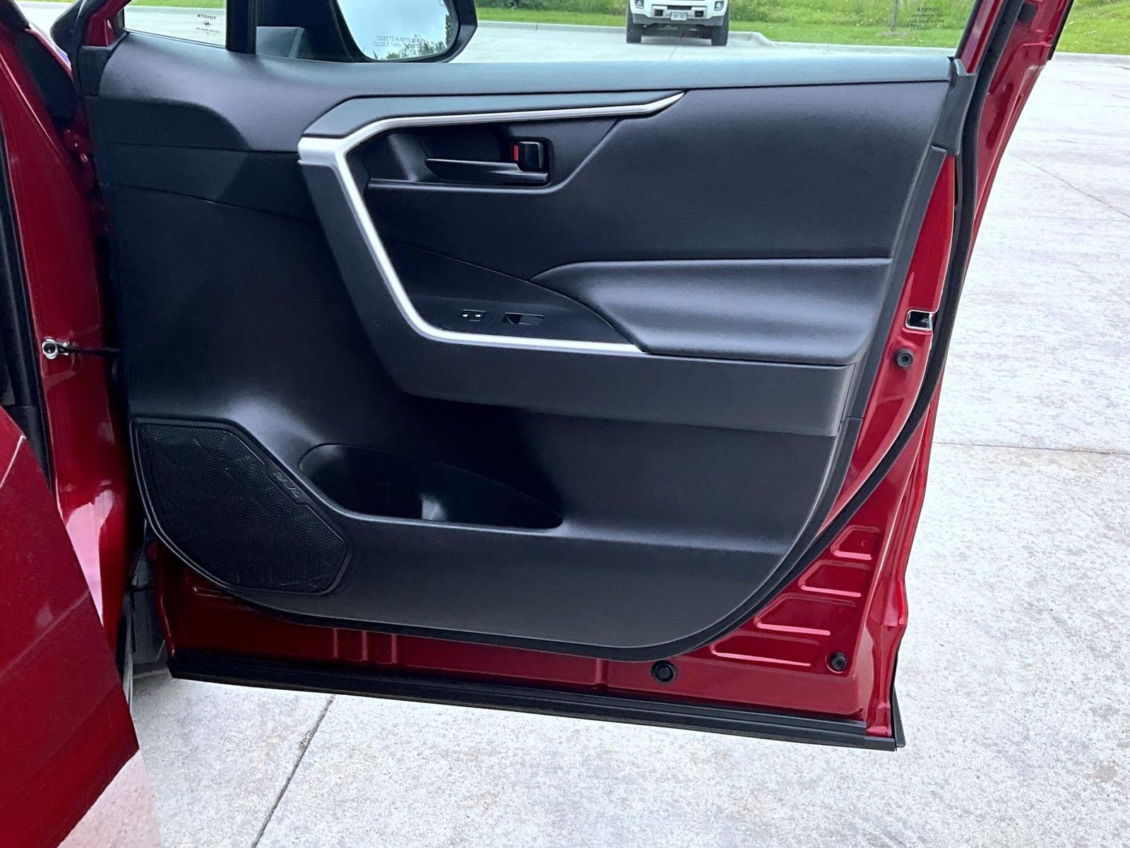 2022 Toyota RAV4 LE photo 17
