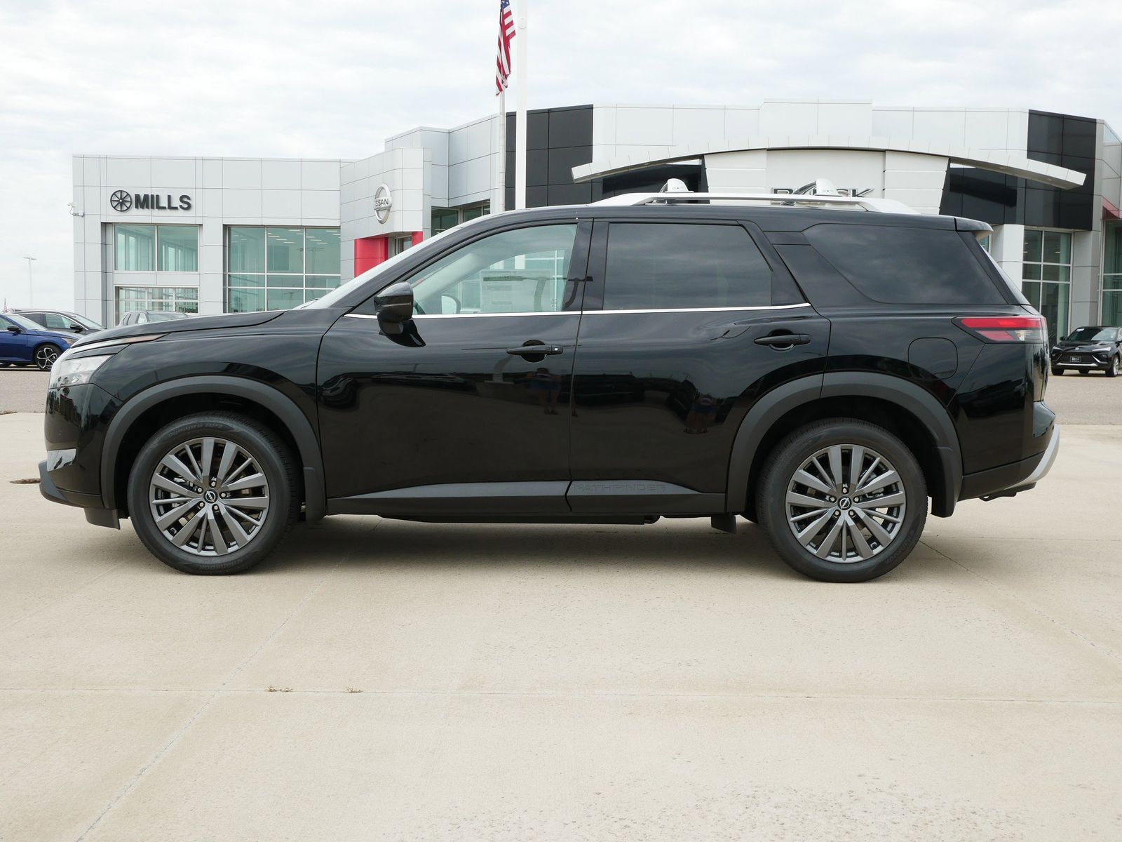 2025 Nissan Pathfinder SL photo 2