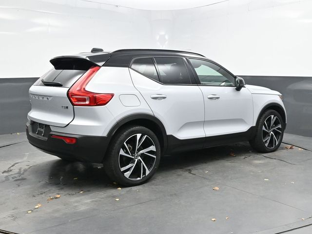 2021 Volvo XC40 R-Design AWD photo 3