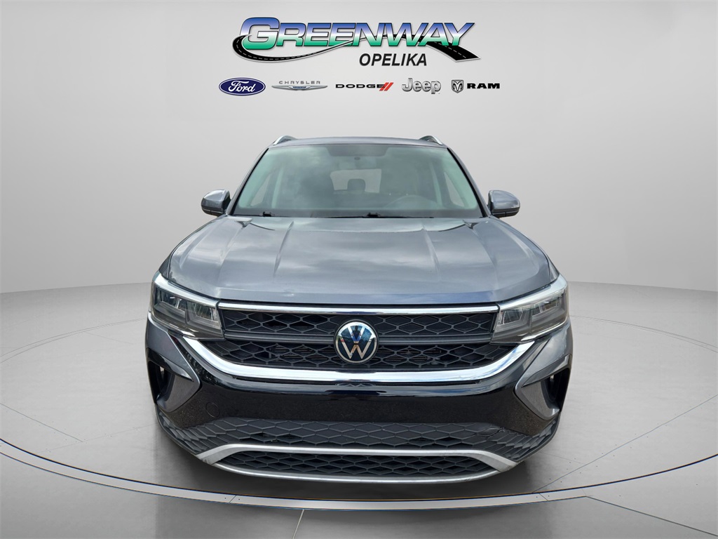2022 Volkswagen Taos SE photo 2