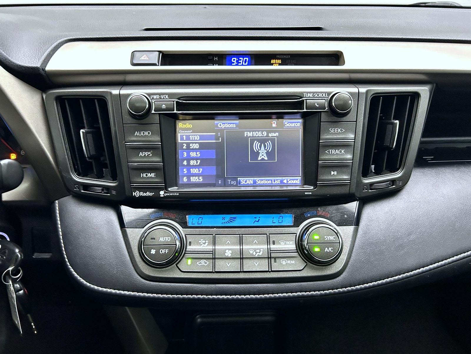 2015 Toyota RAV4 XLE photo 13