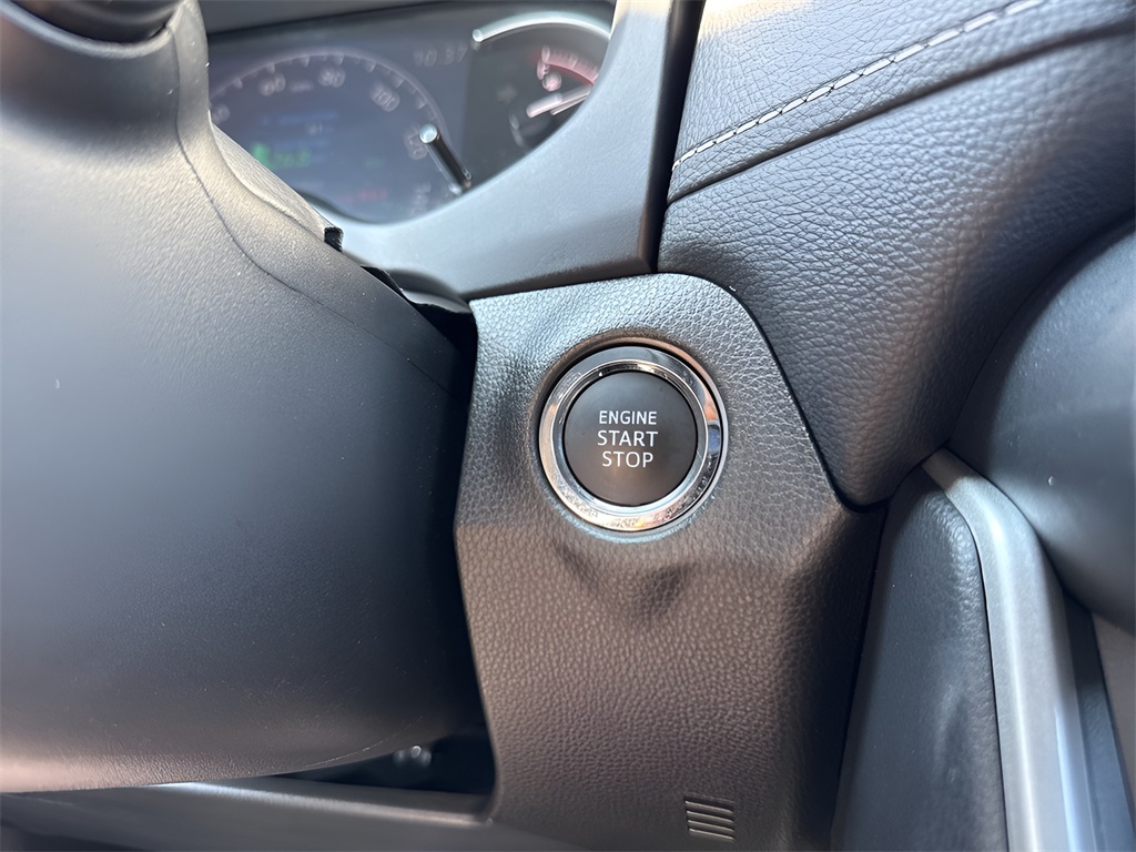 2025 Toyota RAV4 XLE photo 21