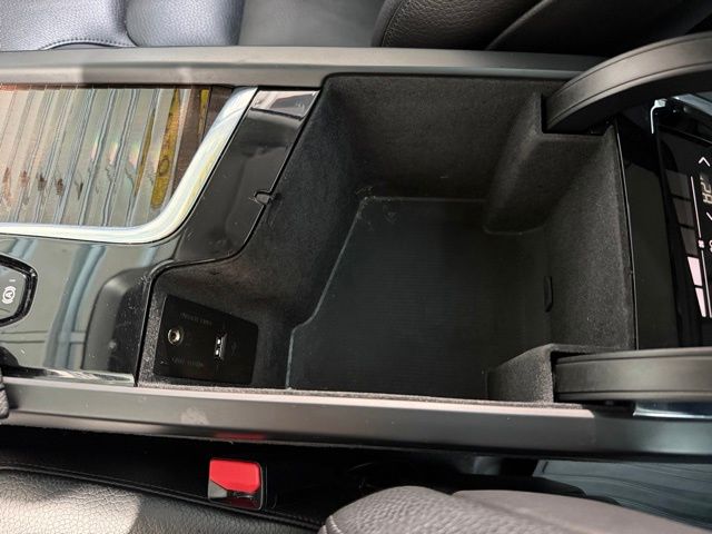 2016 Volvo XC90 T6 Momentum photo 43