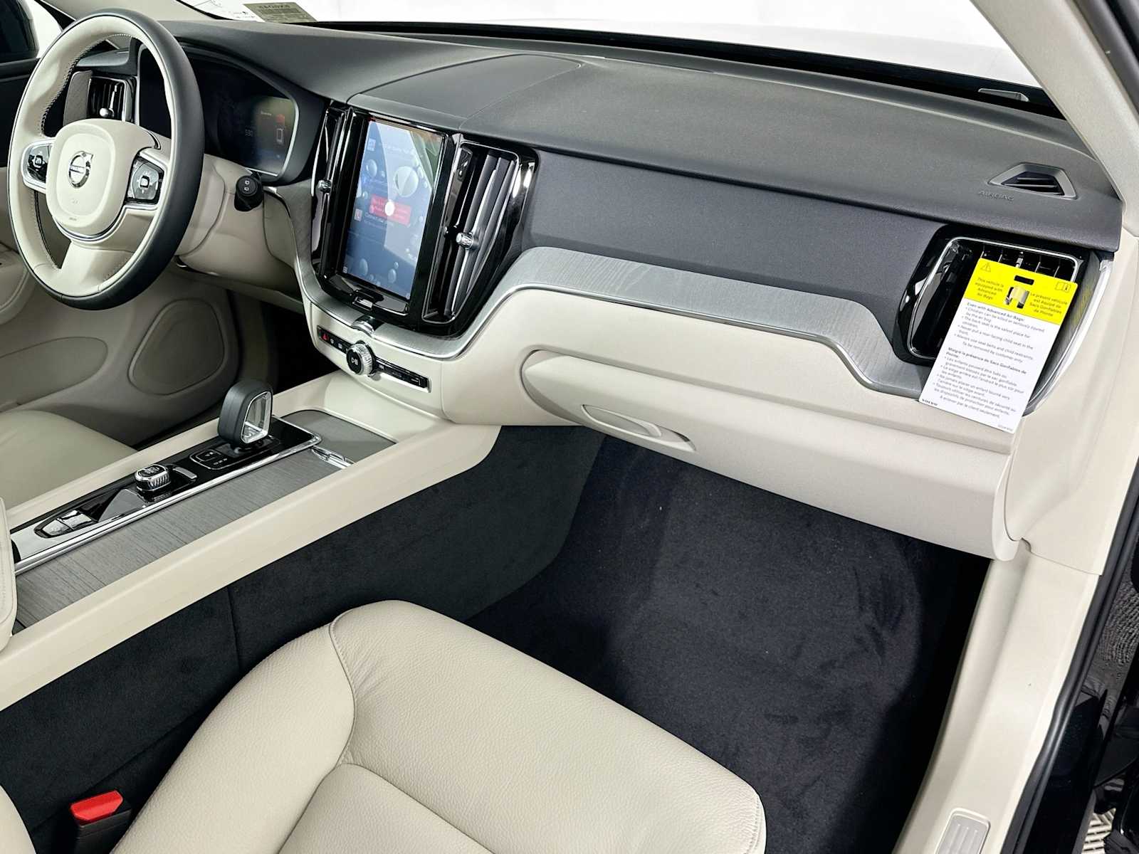 2025 Volvo XC60 T8 Plus photo 24