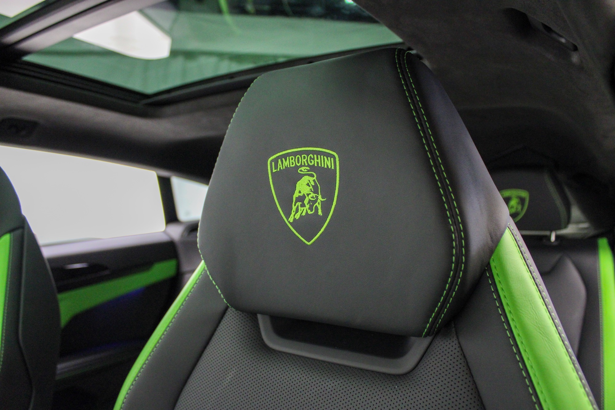 2025 Lamborghini Urus SE photo 16
