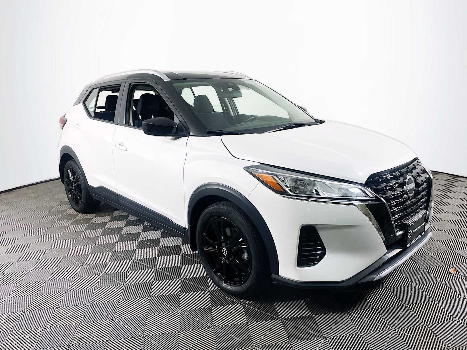 2023 Nissan Kicks SV photo 2