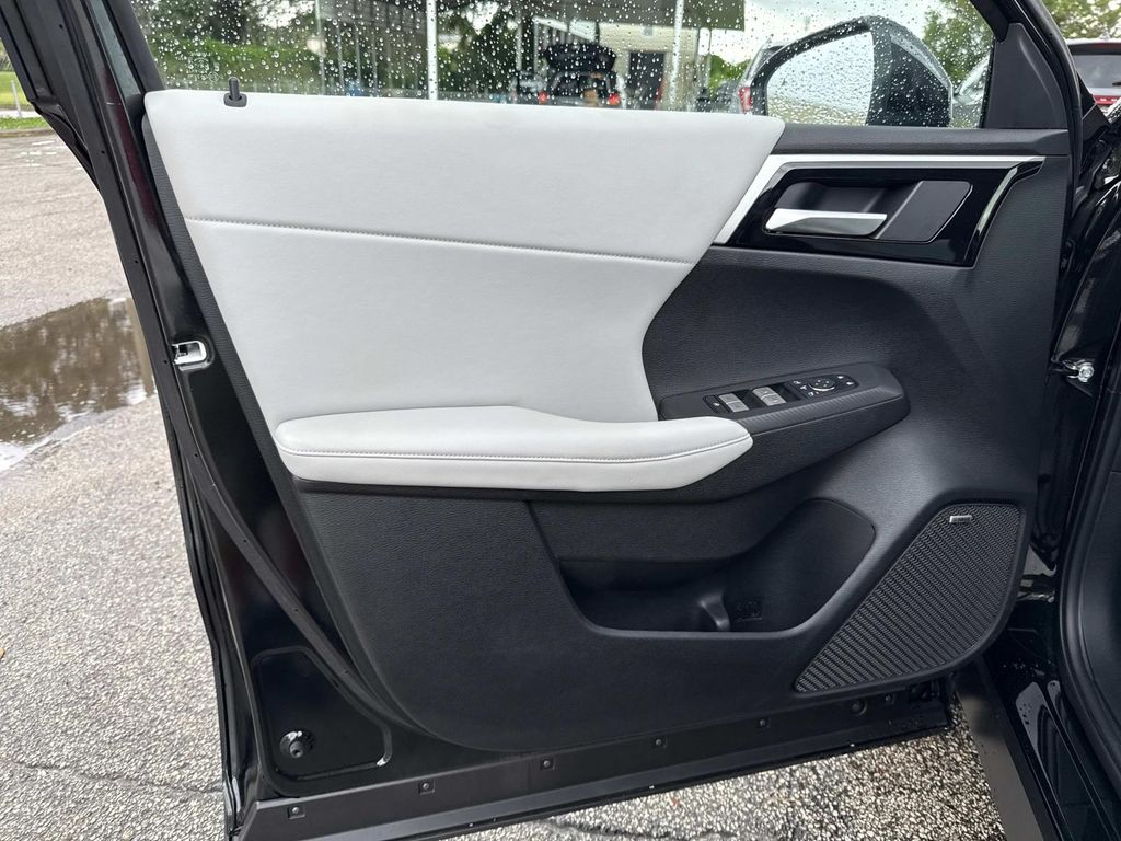 2025 Mitsubishi Outlander SE photo 18