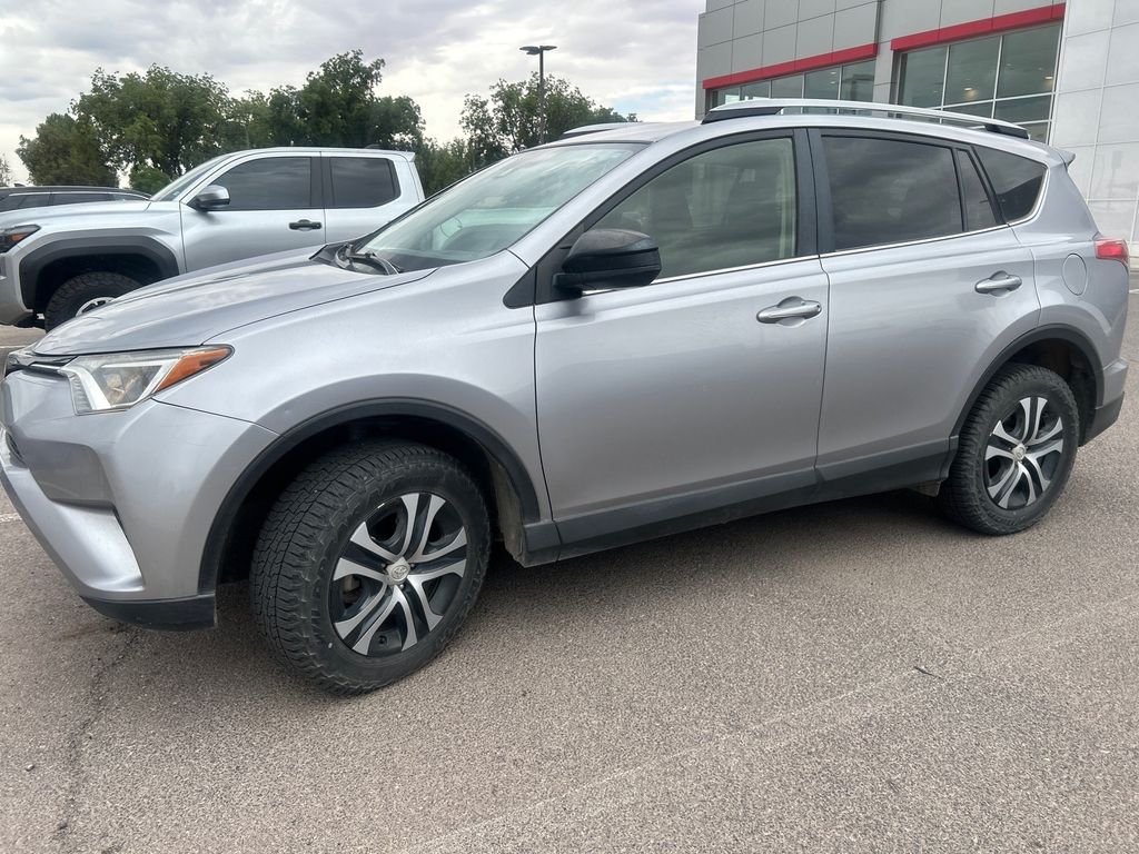 2018 Toyota RAV4 LE photo 3