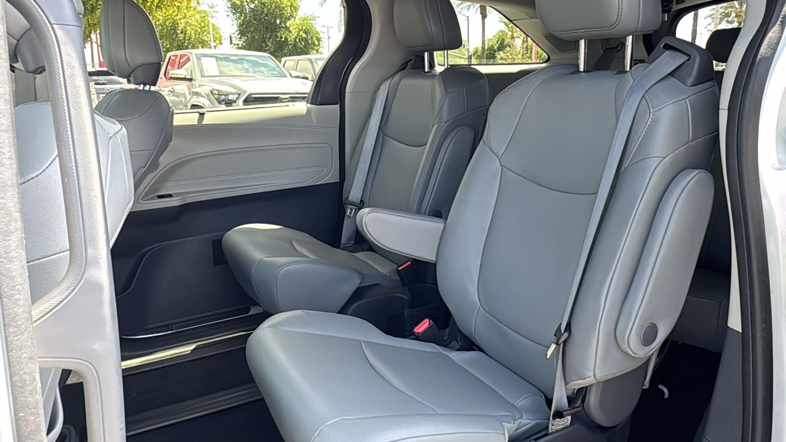 2024 Toyota Sienna XLE photo 25