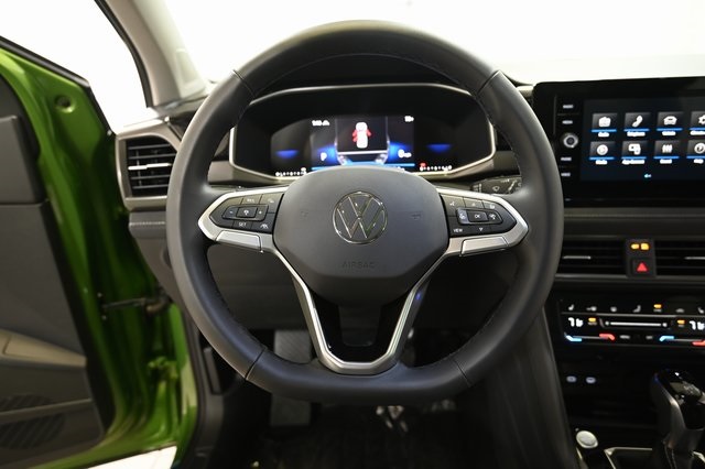 2025 Volkswagen Taos SE photo 3